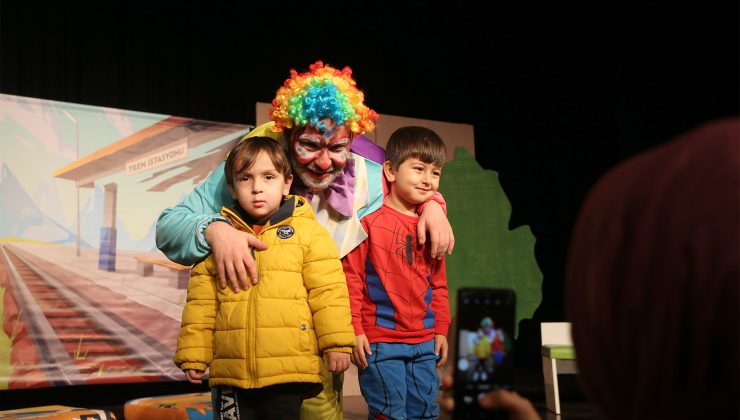 “İki Bavul Dolusu Hapşu ile Turşu” AKM’de kahkahayla geçti