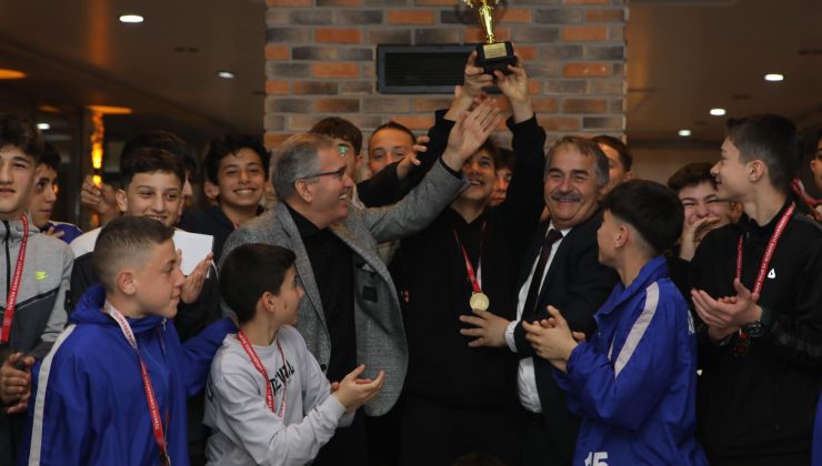 Türkiye şampiyonasına gitmeye hak kazanan Arifiyespor’a ödül töreni