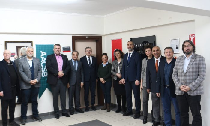 AACSB Sürecine Katkı Sunanlara Plaket verildi