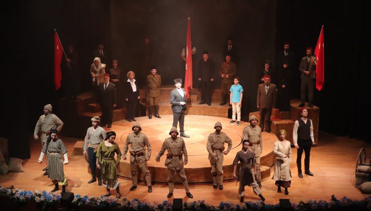 “Cumhuriyete Doğru” Tiyatro Oyununda Gazze Mesajı