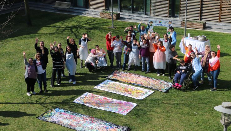 ‘Damlatma’ tekniğiyle ortaya rengarenk bir eser çıkardılar