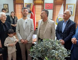 Arda Şahin Belediye Başkanlık makamında coşkuyla karşılandı