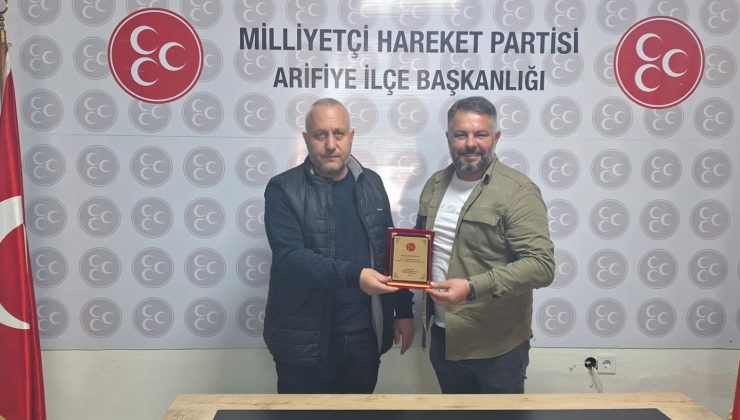 MHP Arifiye İlçeden Meclis Üyelerine Plaket