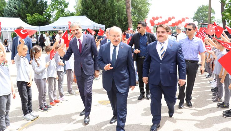 Sakarya’da 801 okulda 218.560 öğrenci ve 13.467 öğretmen karne heyecanı yaşadı