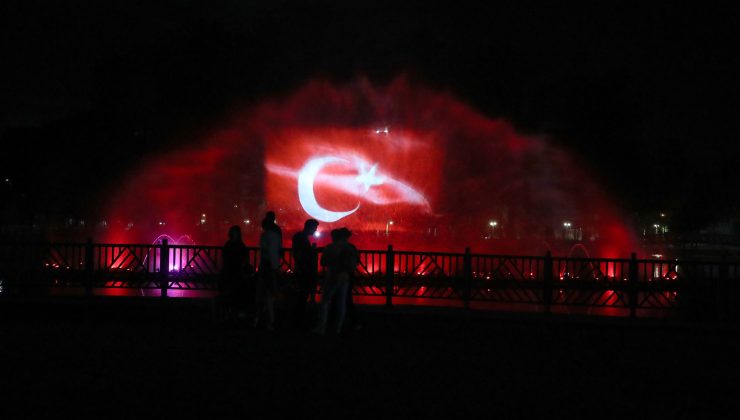 Hologramlı Türk Bayrağı gösterisi herkesi büyüledi