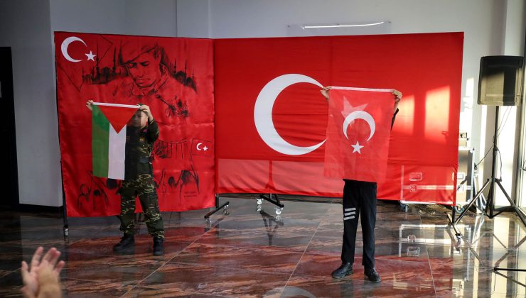 Ay Yıldızlı bayraklarla süslenen vadiden anlamlı mesaj