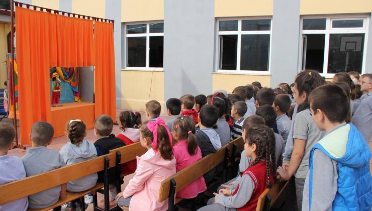 Şehrin her köşesinde çocuklara ‘Bir Hikâye Bin Neşe’