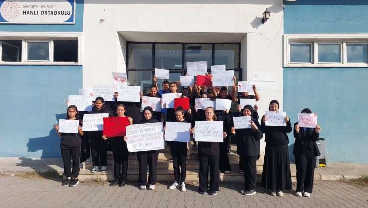 Tüm öğrenci ve öğretmenler siyah kıyafetlerle okula geldi