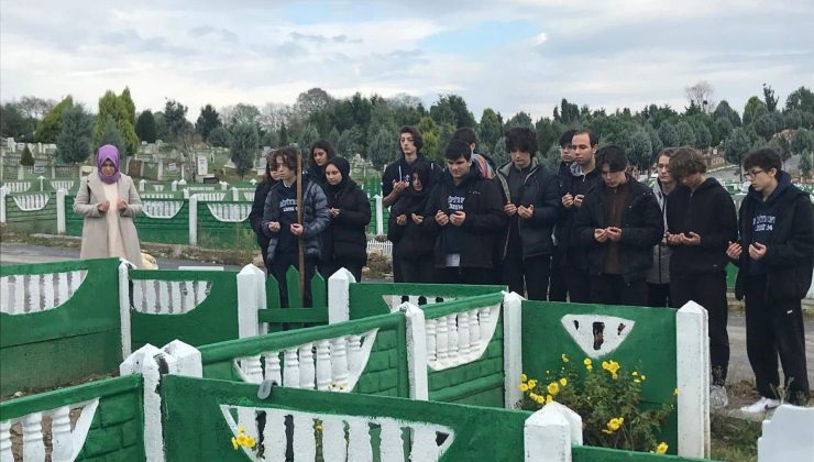 Vefat Eden Öğretmen Ertaş’ın Kabrini Ziyaret Ettiler