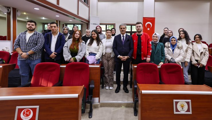 Yusuf Alemdar Meclisi takip eden üniversiteli gençlerle buluştu