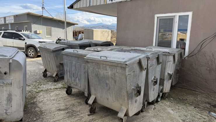 Arifiye’de  Çöp Konteynerleri Tamirle Yenileniyor