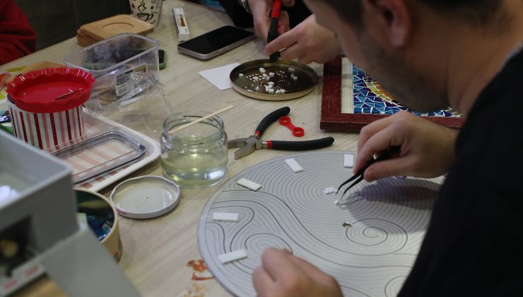 Cam parçaları renklerin ve ışığın buluşmasıyla sanata dönüşüyor