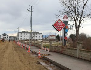 Hanlı Merkez’de kaldırım yenileme çalışmaları devam ediyor