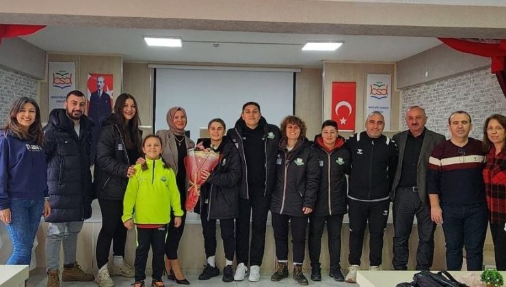 Sakarya Kadın Futbol Kulübü Bekir Sıtkı’ya misafir oldu