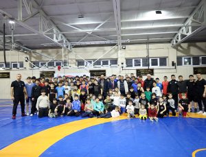 Güreşte Sakarya 16 sporcusuyla mindere iniyor