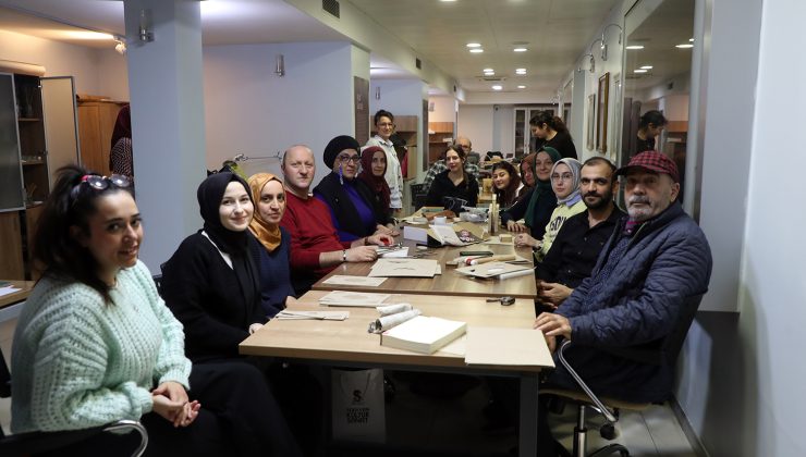 Kitaplar usta ellerde zarif birer elbise giyiyor