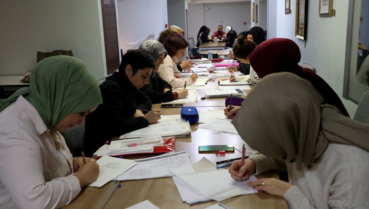 Zarif desenler renklerle buluşarak birer harikaya dönüşüyor