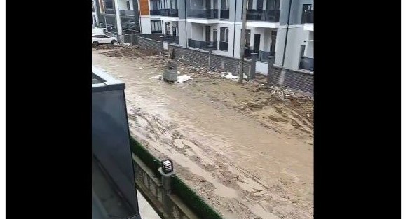 Derviş Sokak çamur, bataklık halinde!