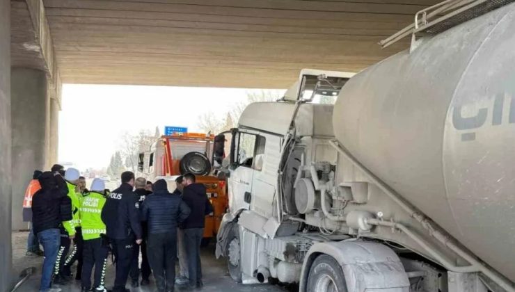 Seyir halindeki tıra, başka bir tır arkadan çarptı!