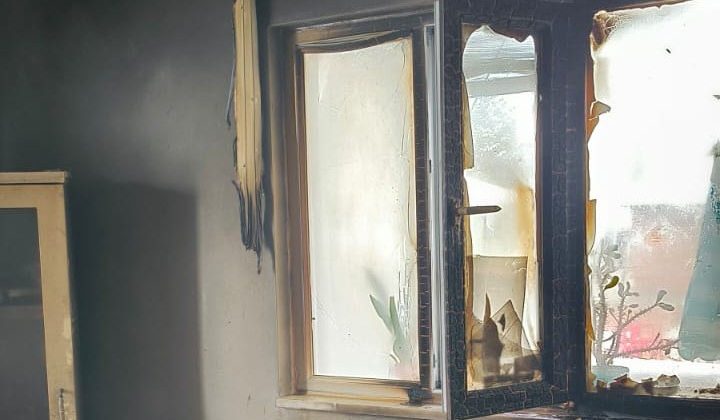 Büyükşehir’in  itfaiyecileri minik Ahmet Kerem’i alevlerin arasından çıkardı
