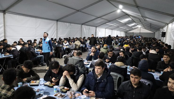 Farklı renklerden binler yine aynı sofrada