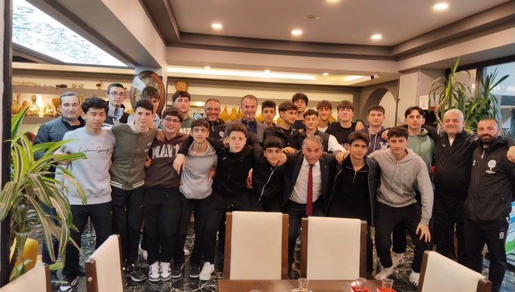 Arifiye Doğanspor’un futbolcularına başarı diledi