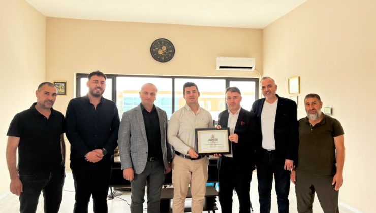 ARSİADER’in yeni üyesine belgesi takdim edildi.