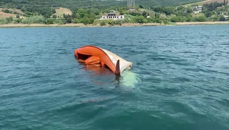 Sapanca Gölü’nde pedallı kano alabora oldu.