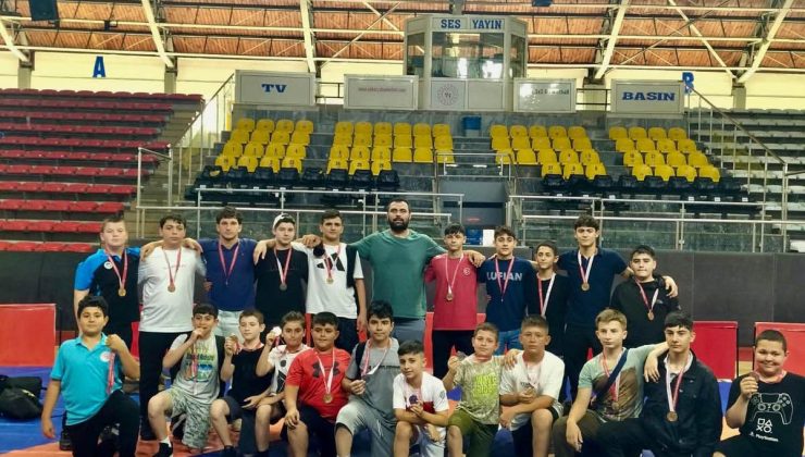 Büyükşehir güreşçileri Türkiye Şampiyonası yolunda