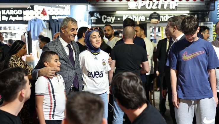 Başkan Yusuf Alemdar vatandaşla kucaklaşıp bayramlaştı