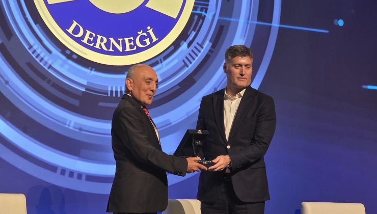Prof. Dr. İbrahim Özçelik’e “Siber Güvenlik Ekosistemine Katkı Veren Akademisyen” Ödülü