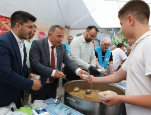 Büyükşehir Belediyesinin İlçemizde Aşure ikramı gerçekleşti