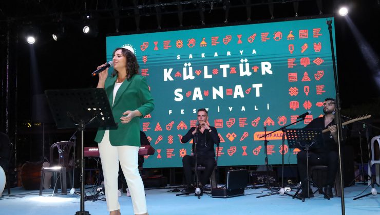 Elif Kayacan  duygusal ve hareketli türkülerle unutulmaz bir gece yaşattı