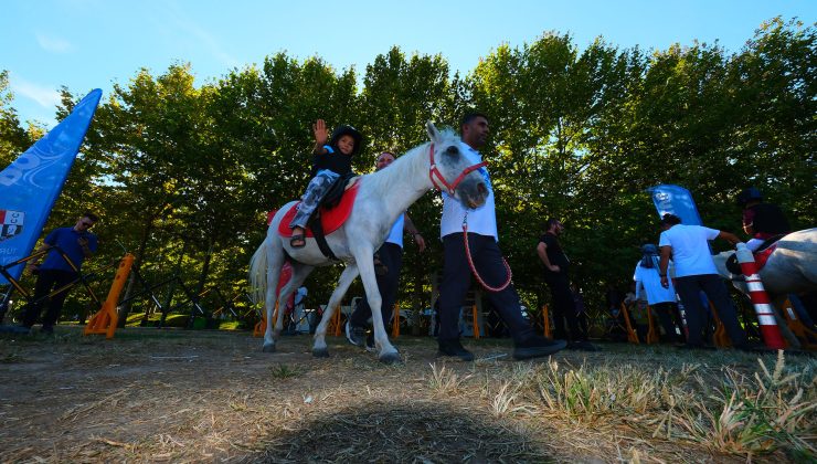 Millet Bahçesi’nde atlı şenlik çocukların yüzünü güldürdü