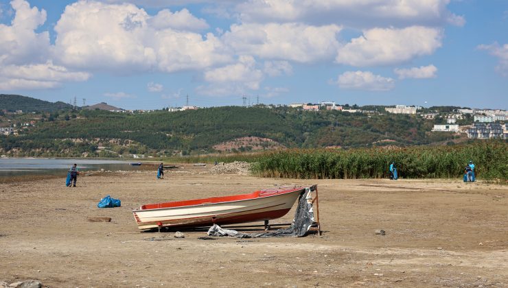 Sapanca Gölü çevresinden 2 ton çöp toplandı