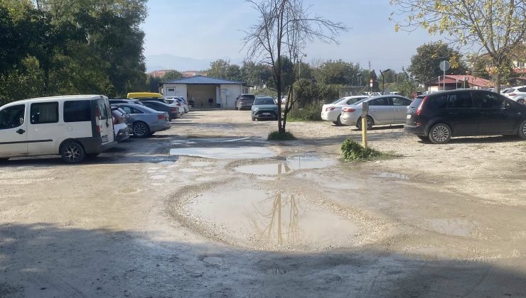 Vatandaşlar Hastane otoparkınının son durumundan şikayetçi!