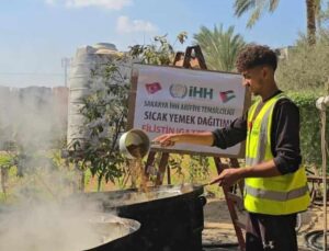 Arifiye İHH’dan Gazze’de yemek dağıtımı
