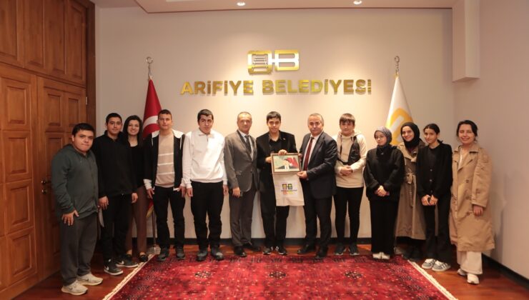 Başkan Karakullukçu’ya Özel Öğrencilerden Özel Hediye