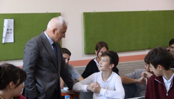 İlçe Millî Eğitim Müdürü Hacıköy İlkokulu ve Ortaokulunu ziyaret etti.