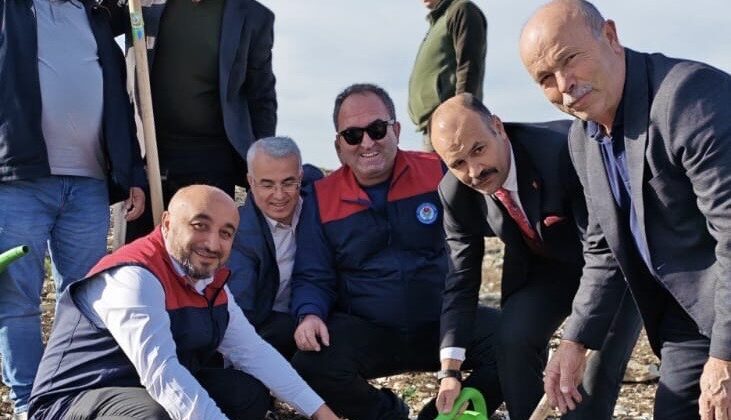 Memur-Sen’liler Yüzlerce Fidan Dikti