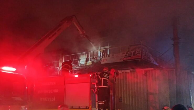 Artvin sanayisinde yangın kontrol altına alınarak söndürüldü.