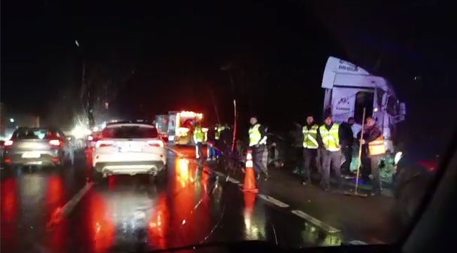 Zincirleme trafik kazasında 12 kişi yaralandı.