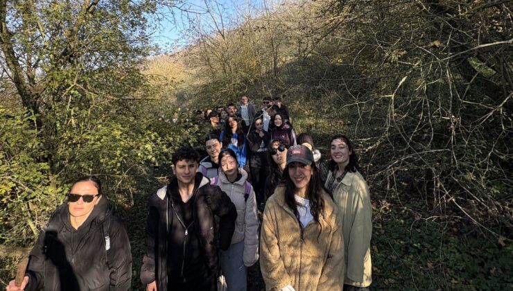 Hem doğa yürüyüşü yaptılar hem çevreyi temizlediler