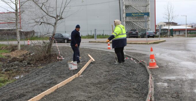 Arifiye Belediyesi Kaldırım Çalışmalarını Sürdürüyor