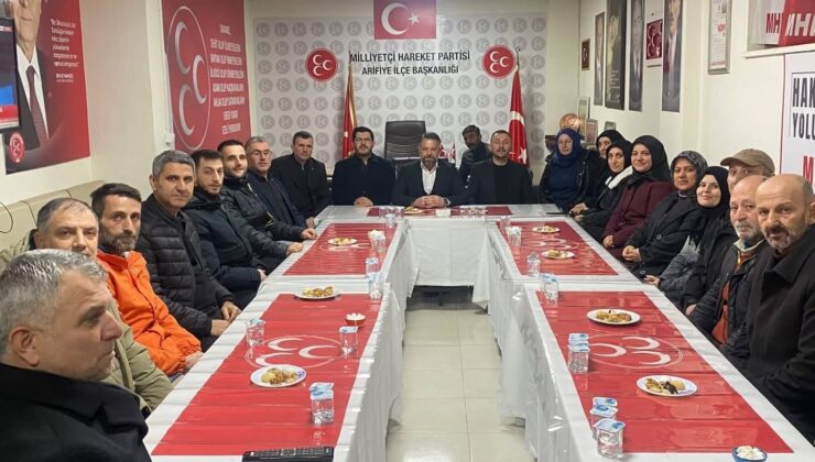 MHP Arifiye İlçe Teşkilatı’nı ziyaret ettiler.