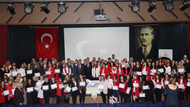 İlçemizin 9 Öğretmen ve 2 Okul müdürüne eTwinning Ödülü