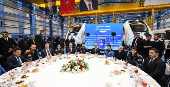 Bakan Uraloğlu, Sakarya’da TÜRASAŞ personeli ile iftarda buluştu.