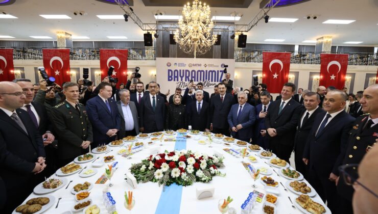Sakarya protokolü ve vatandaş bayramlaştı
