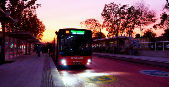Metrobüslerde gece seferi başladı