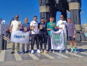 Büyükşehir sporcuları zorlu maratondan madalyayla döndü